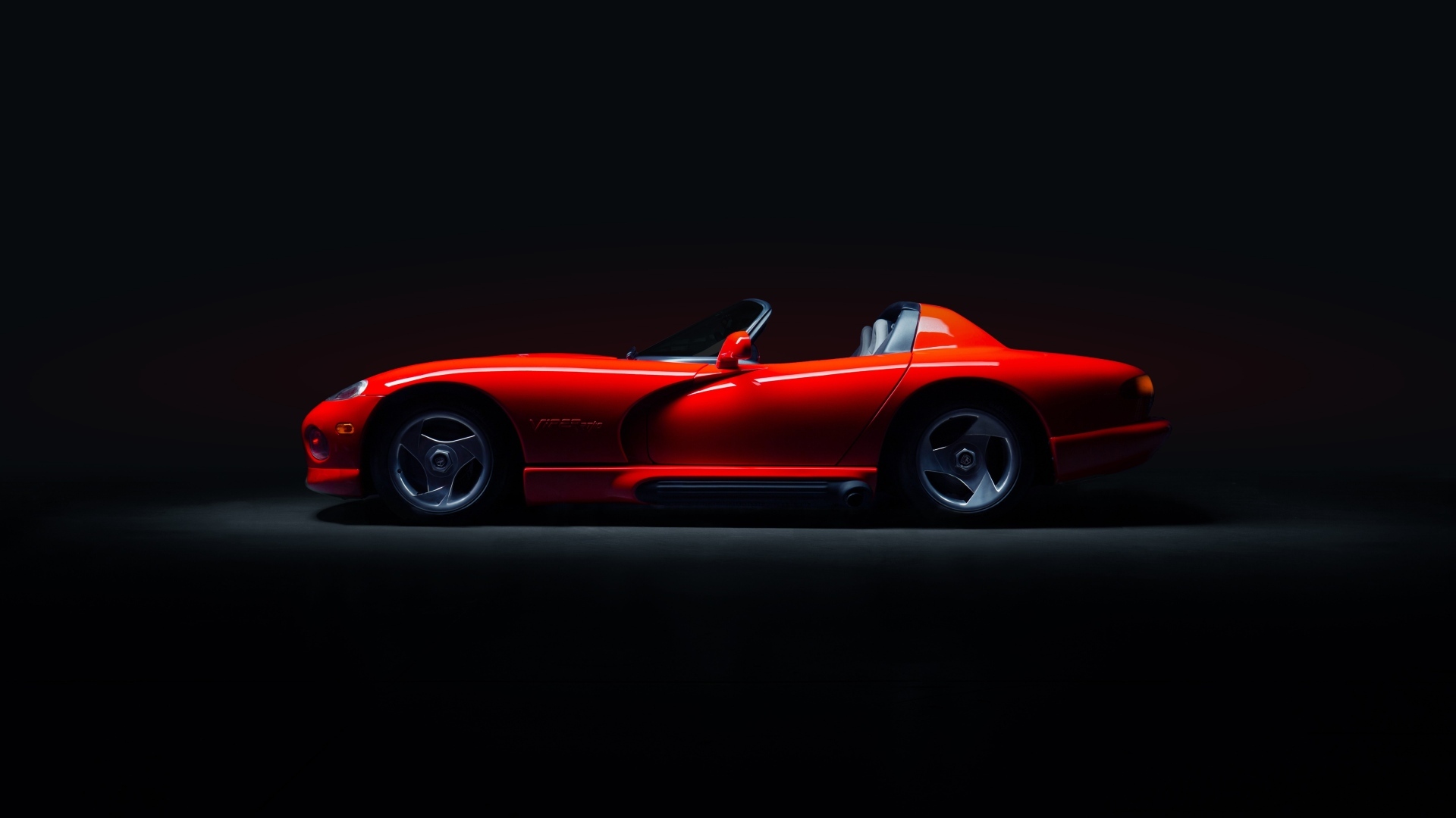 Красный Dodge Viper RT10 на черном фоне