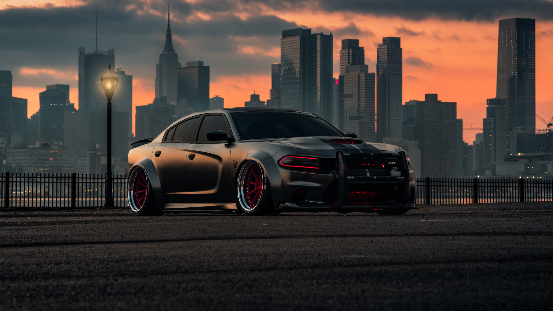 Стильный дорогой автомобиль Dodge Charger Hellcat Enforcer