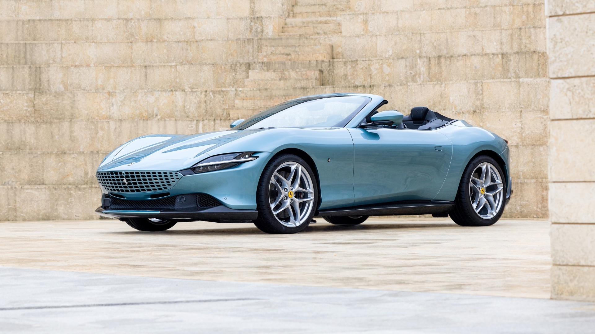 Кабриолет Ferrari Roma Spider 2023 года