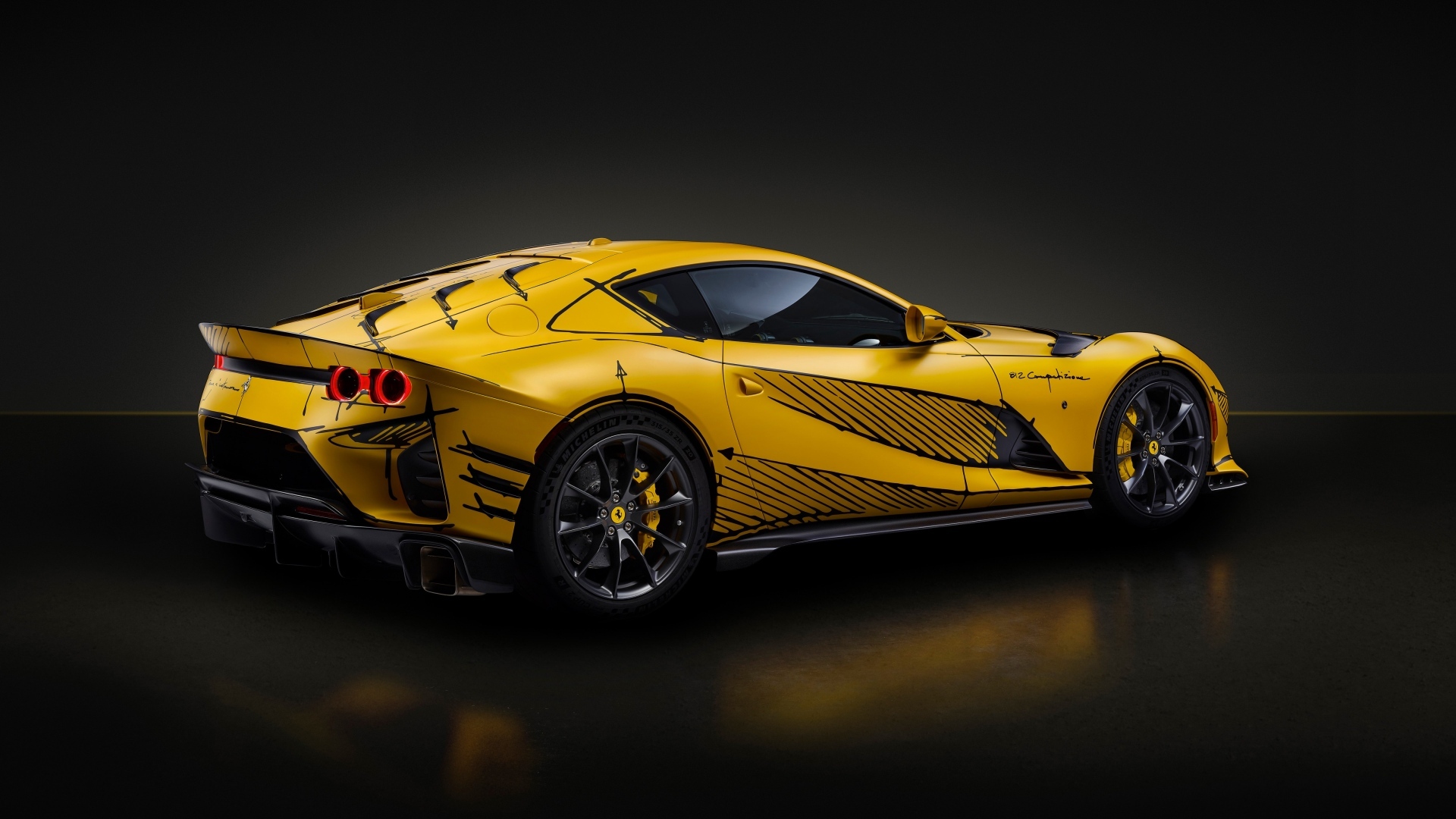 Дорогой спортивный автомобиль Ferrari 812 вид сзади