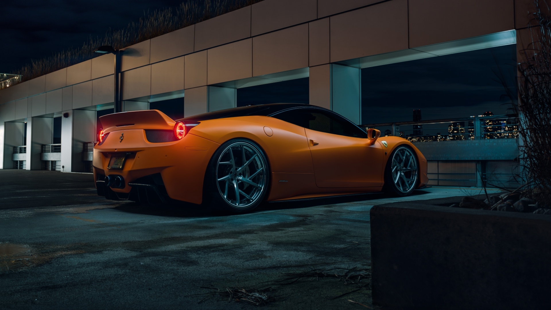 Автомобиль Ferrari 458  вид сзади