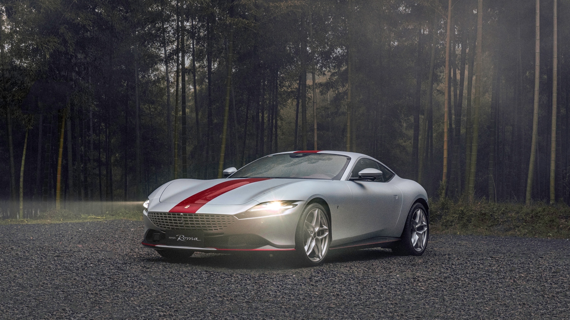 Автомобиль Ferrari Roma 30th Anniversary 2023  в лесу