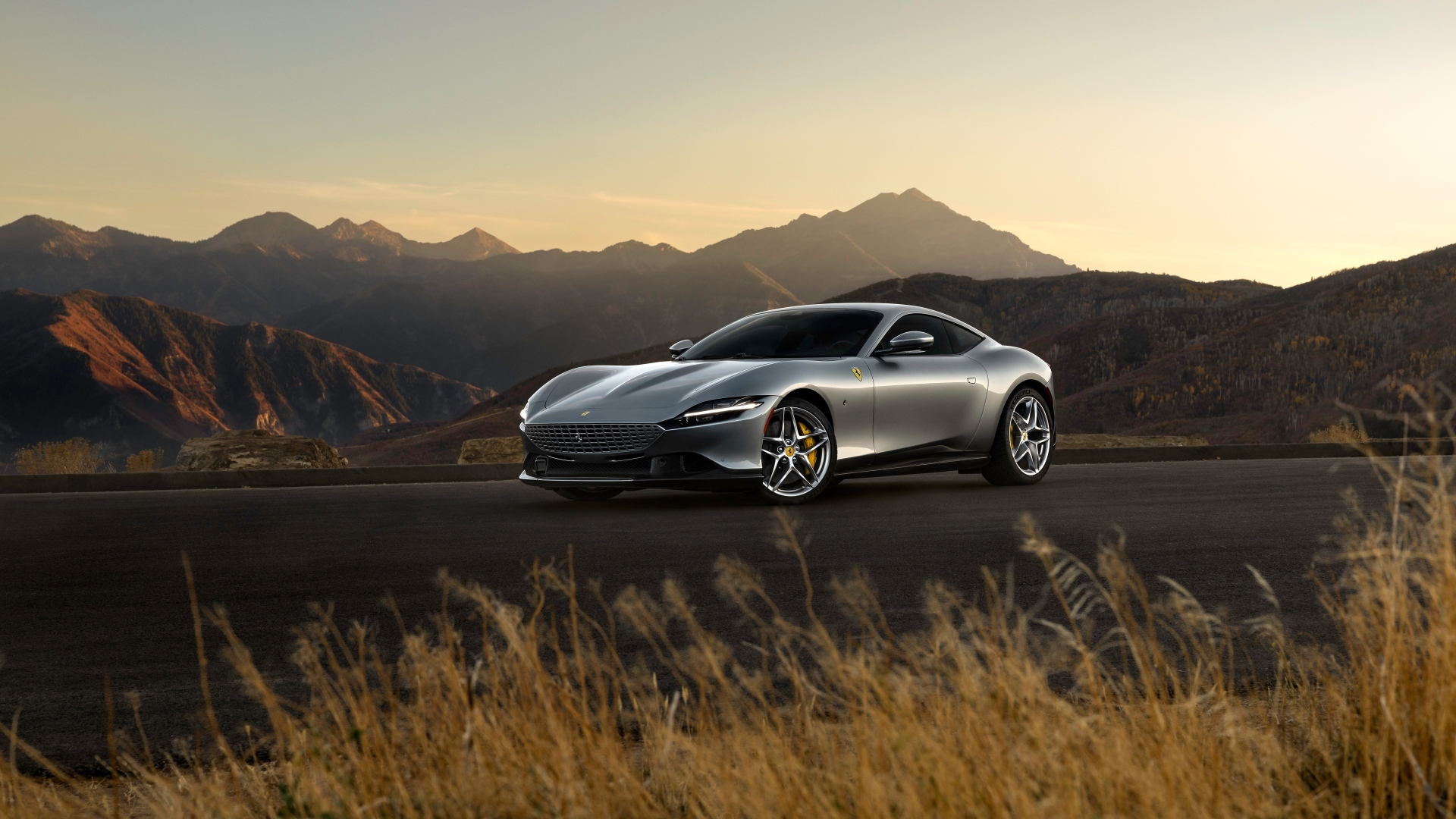 Автомобиль Ferrari Roma на фоне гор