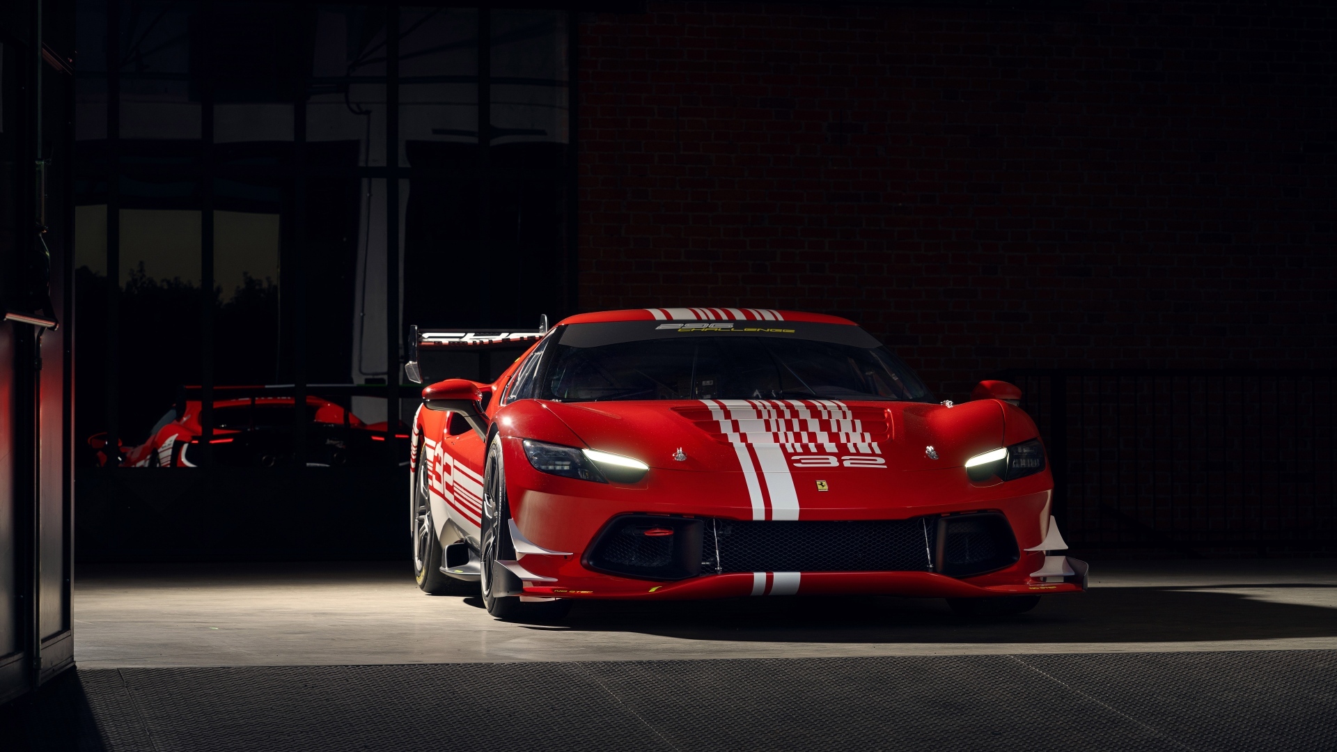 Вид спереди на автомобиль Ferrari 296 Challenge