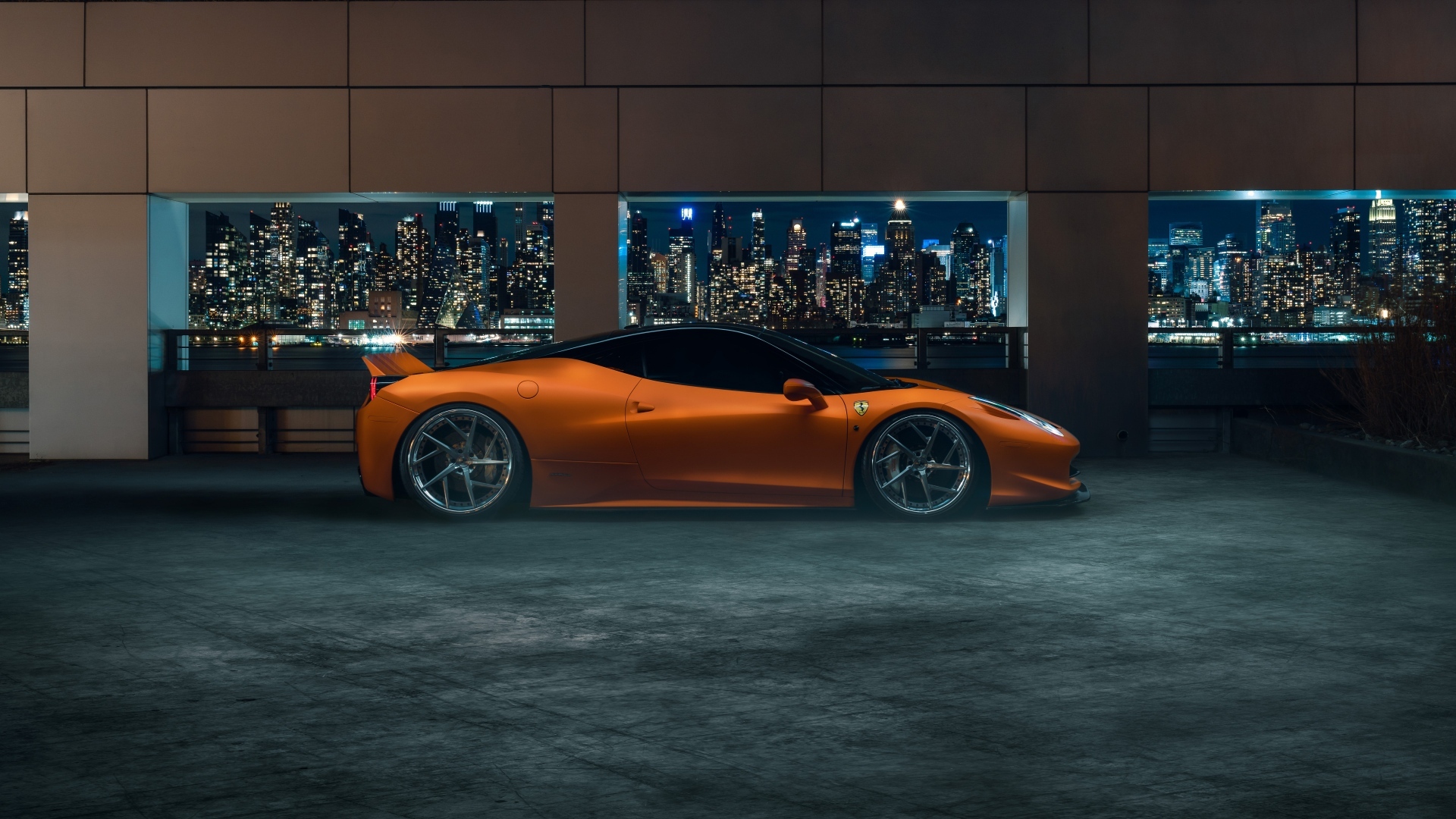 Оранжевый спорткар Ferrari 458  у окна