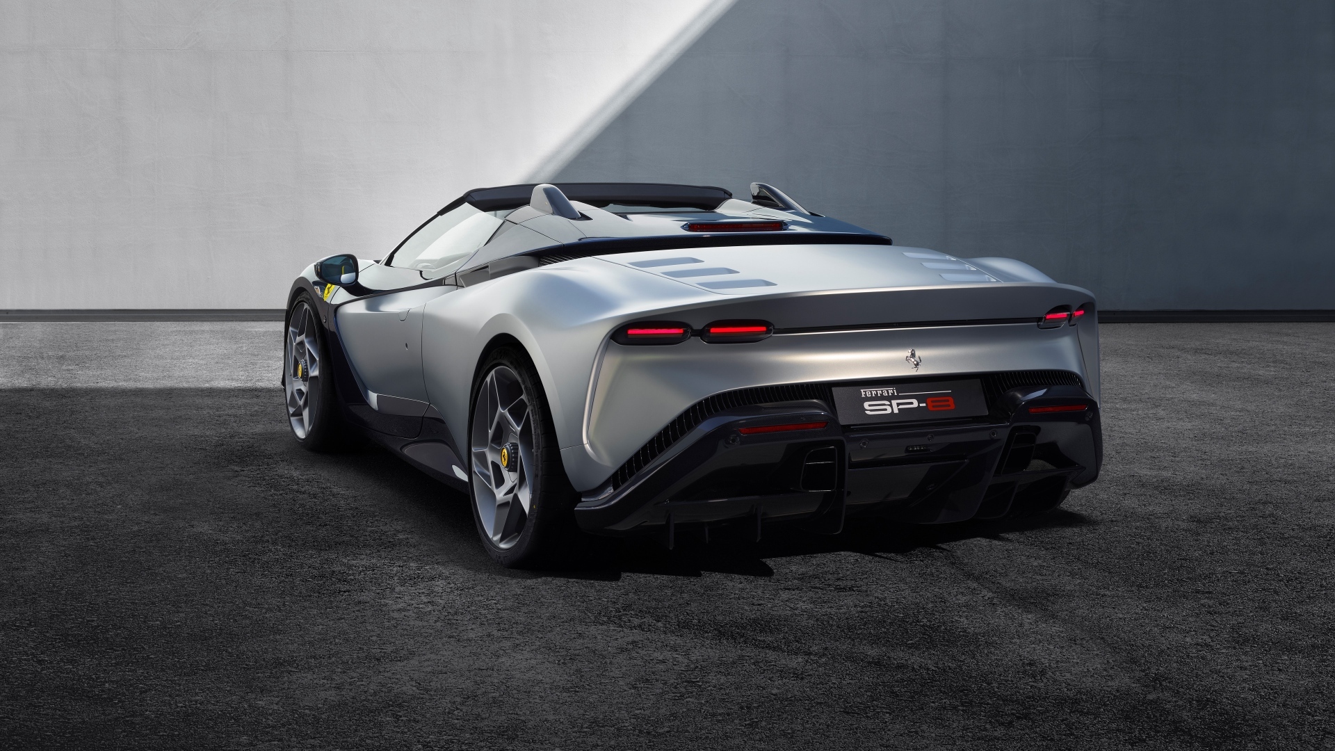 Вид сзади на автомобиль Ferrari SP-8