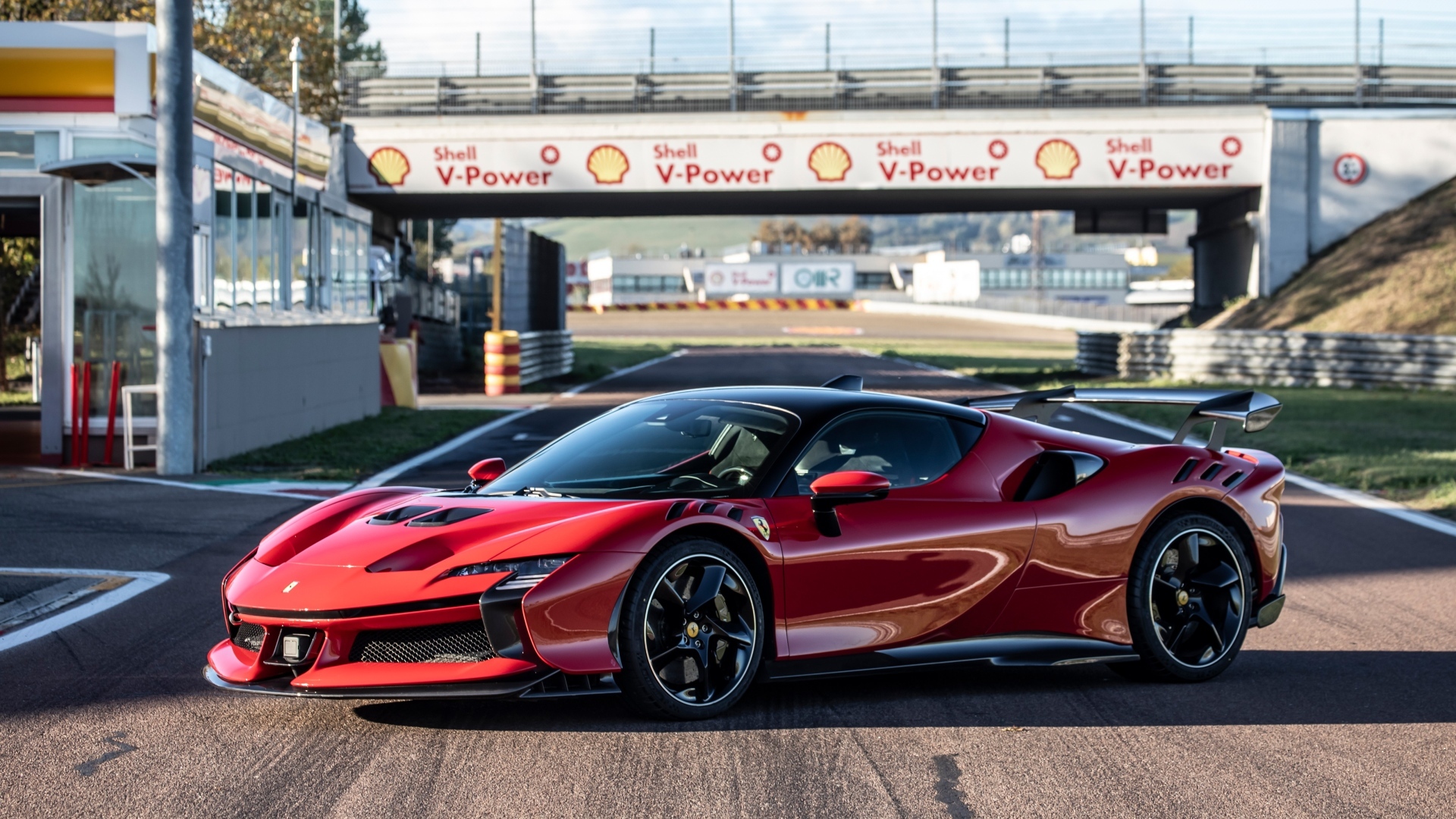 Красный автомобиль Ferrari SF90 XX Stradale на стадионе