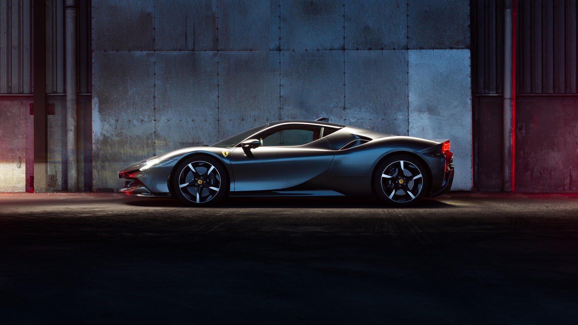 Вид сбоку на автомобиль Ferrari SF90 Stradale