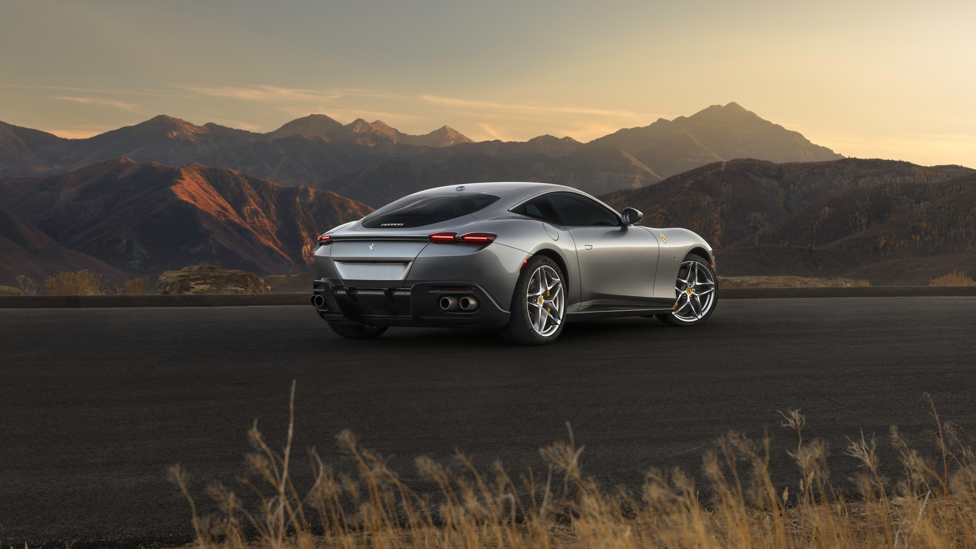 Серебристый автомобиль Ferrari Roma вид сзади