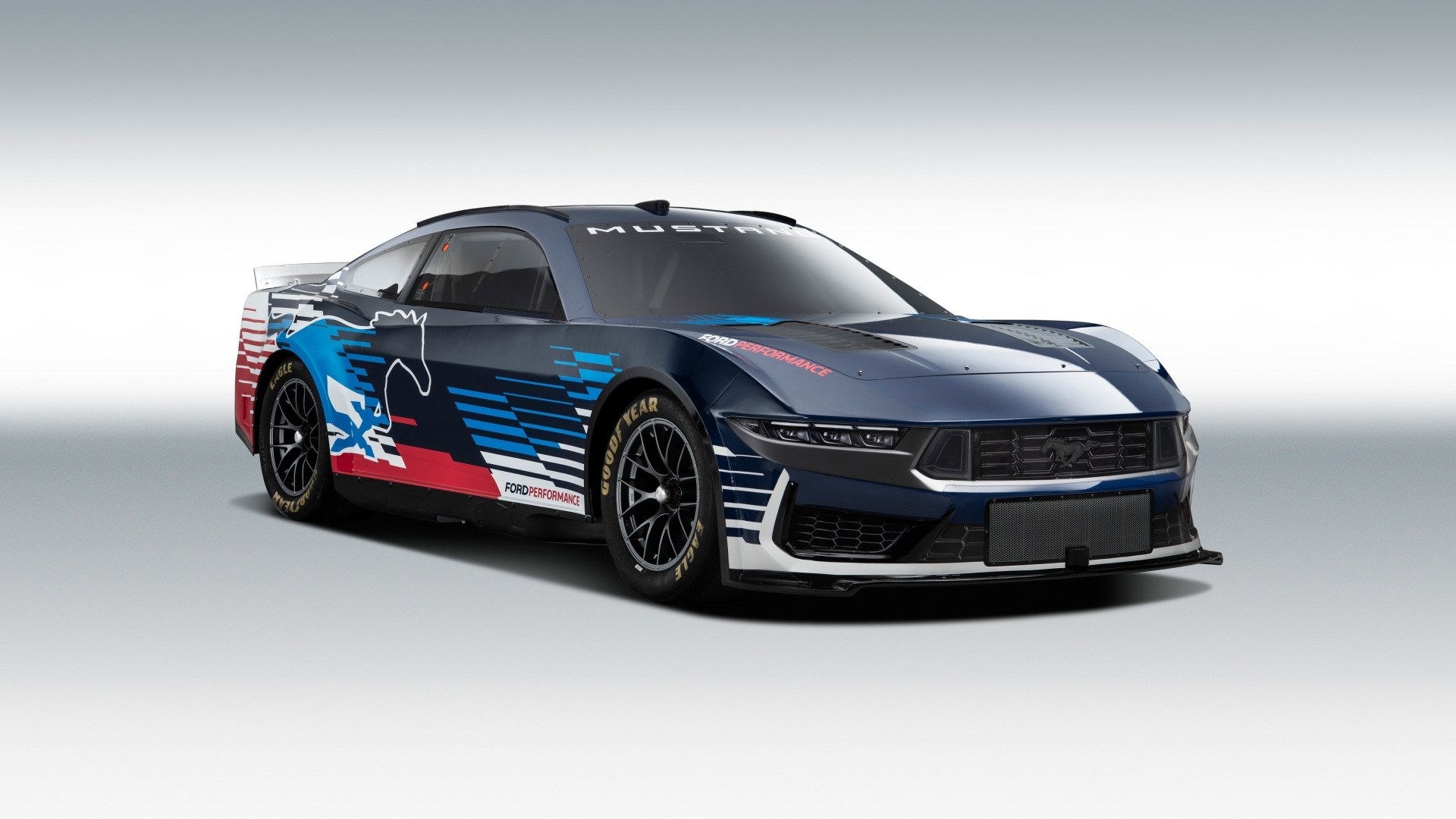 Автомобиль Ford Mustang NASCAR 2024 года на сером фоне