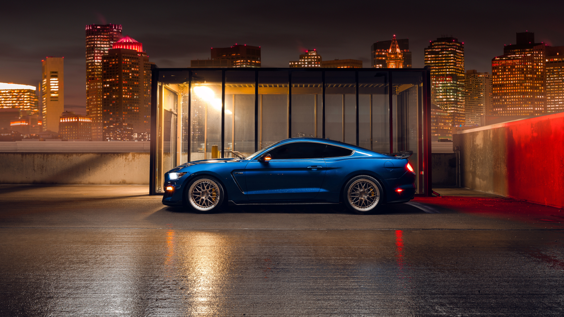 Синий спортивный автомобиль Ford Shelby GT350  на фоне небоскребов