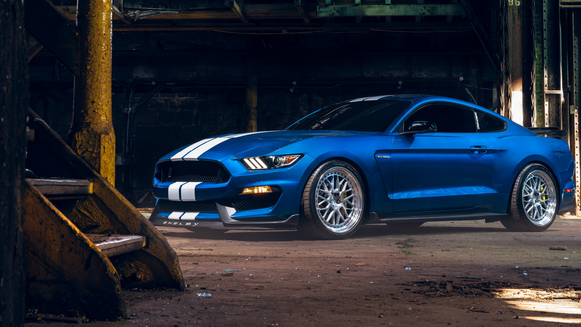 Автомобиль Ford Shelby GT350 в старом здании