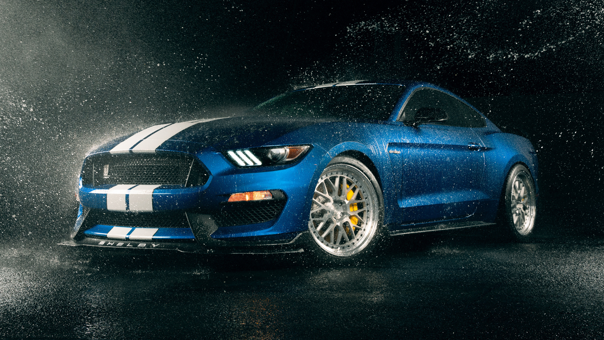 Форд Shelby GT350 под дождем