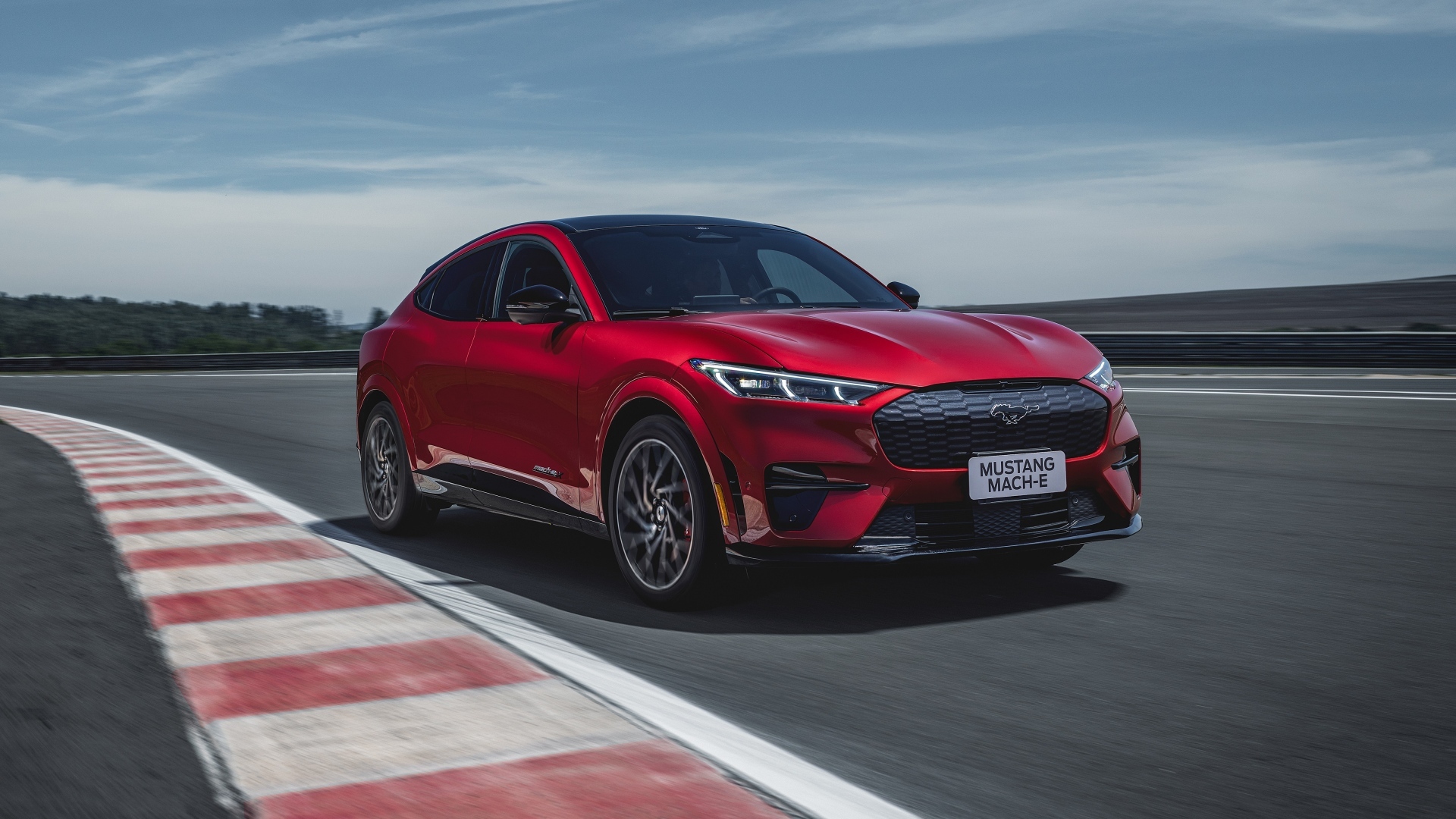 Красный автомобиль Ford Mustang Mach-E GT Performance 2023 года