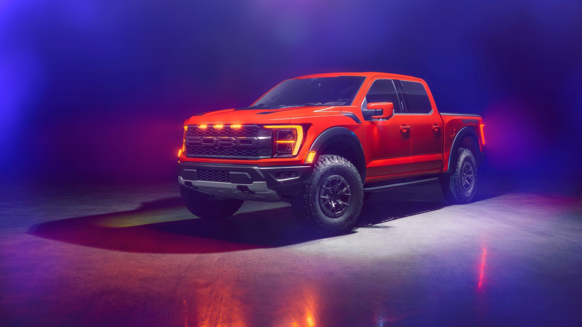 Красный пикап Ford F-150 Raptor