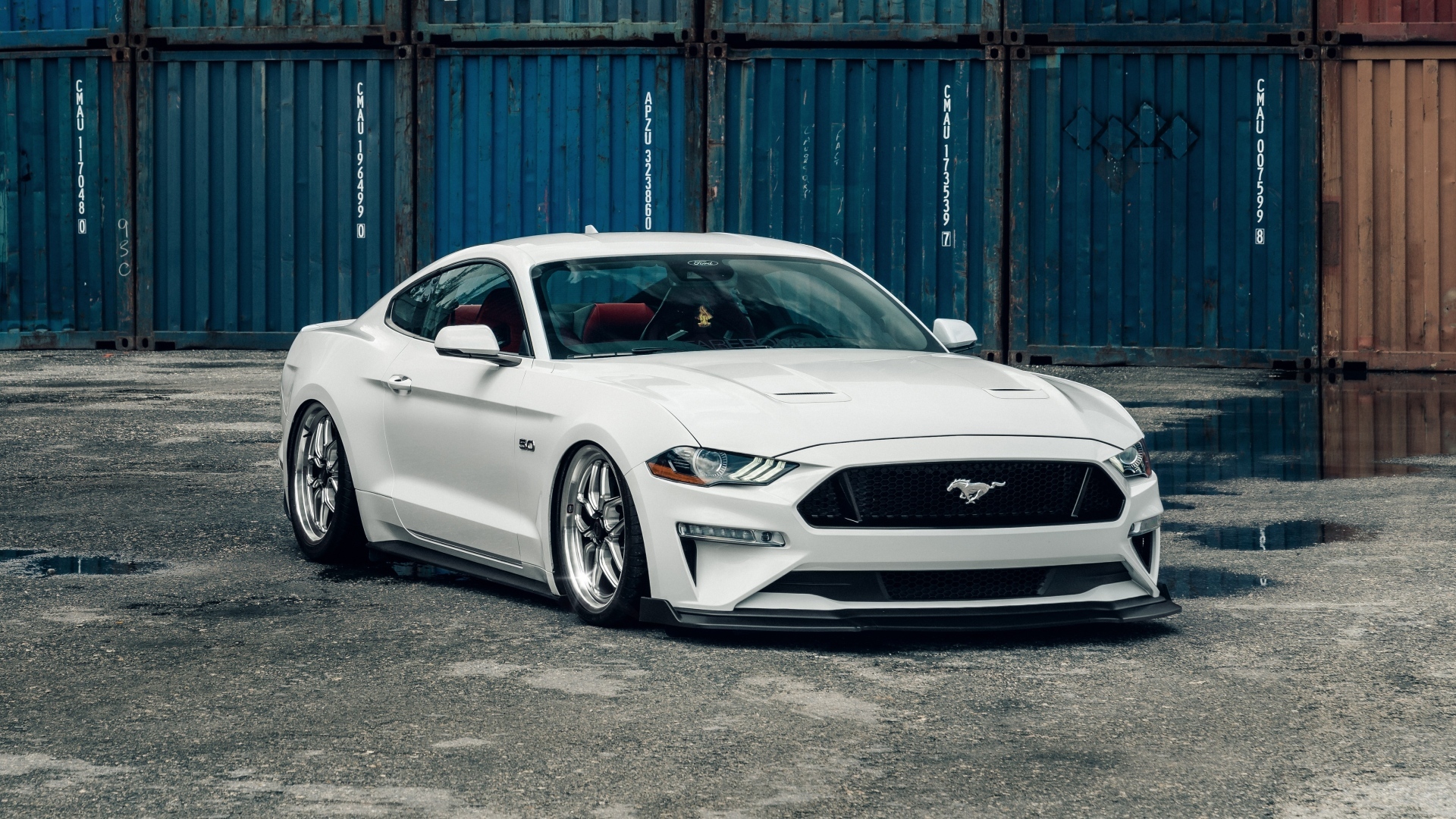 Белый быстрый автомобиль Ford Mustang GT Fastback 5.0L