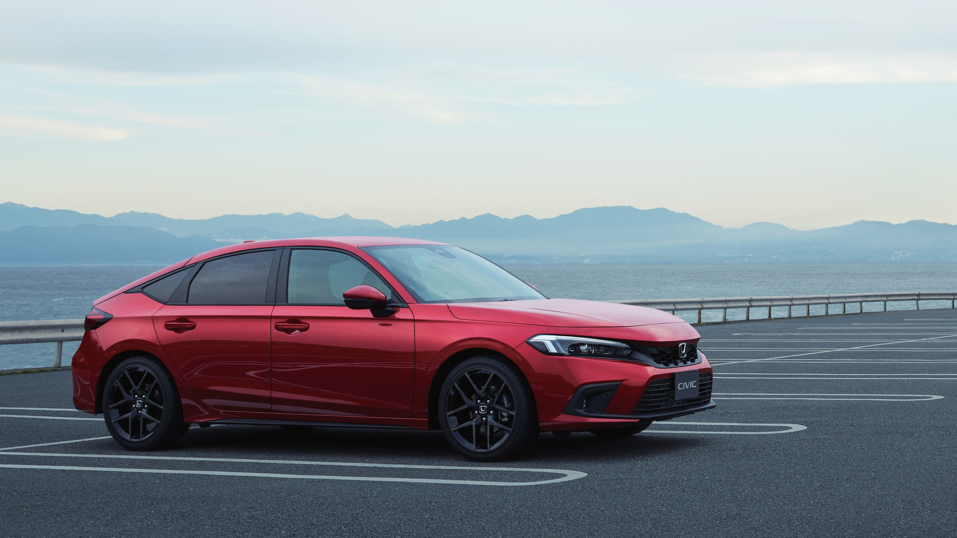 Красный автомобиль Honda Civic Hatchback 2022