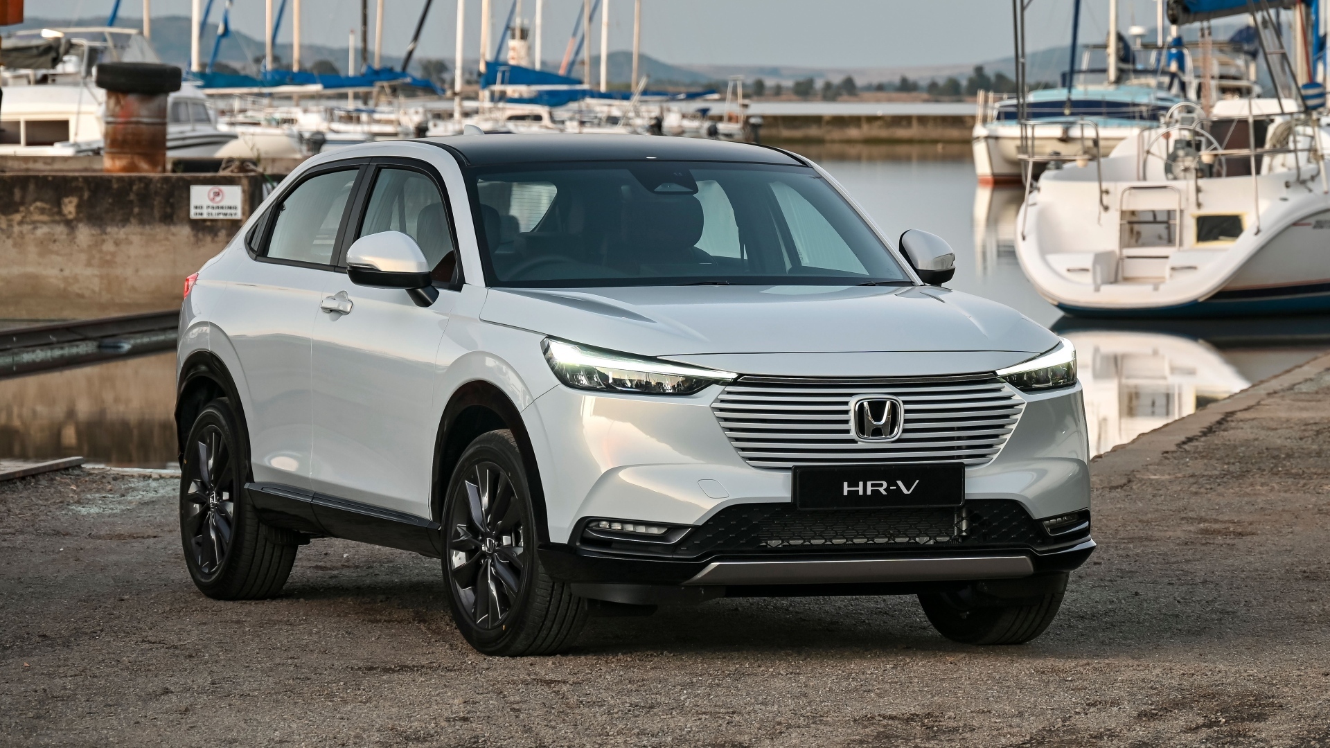 Серебристый внедорожник Honda HR-V 2022