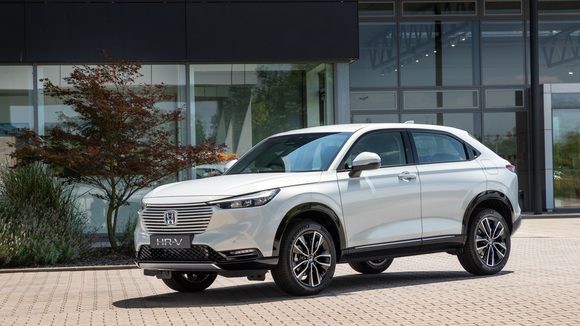 Белый внедорожник Honda HR-V