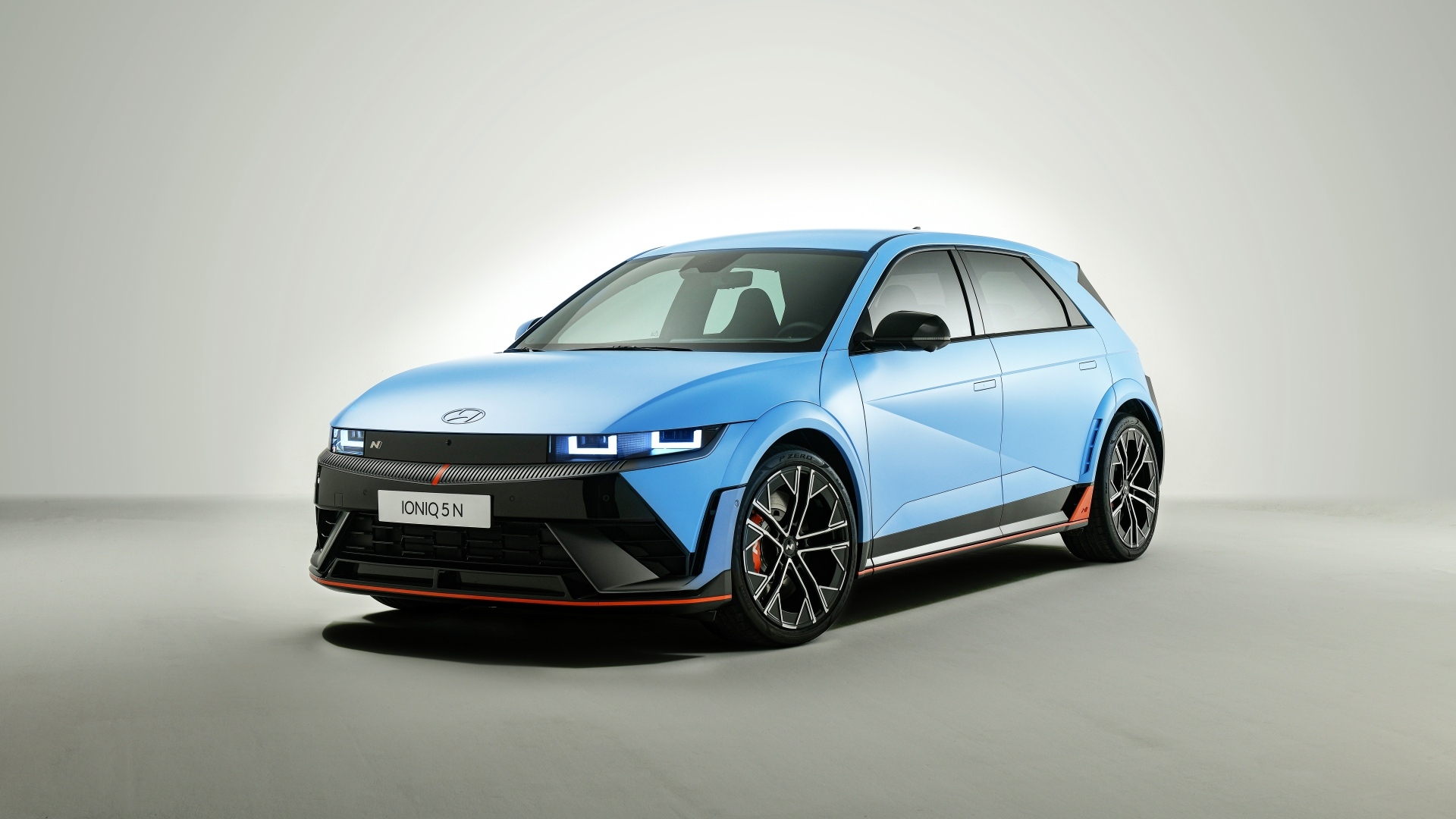 Голубой автомобиль Hyundai IONIQ 5 N