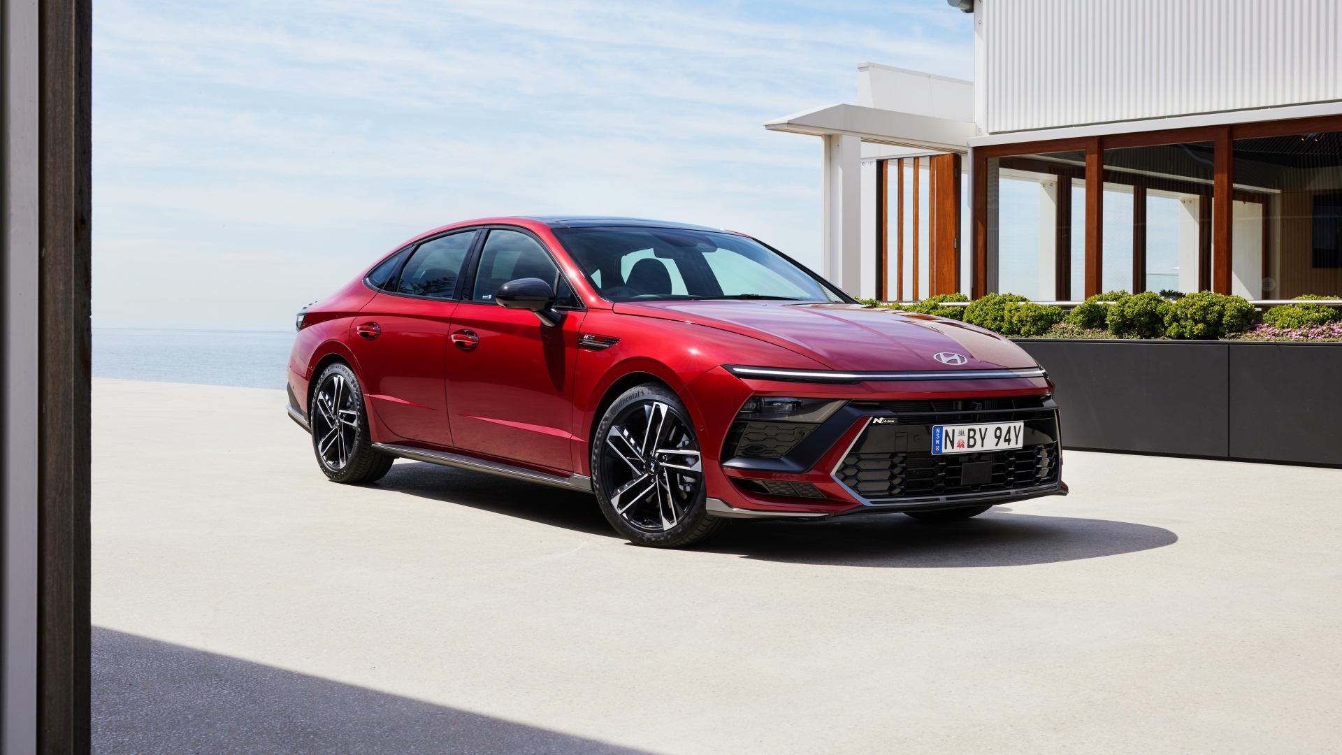 Красный автомобиль Hyundai Sonata N Line