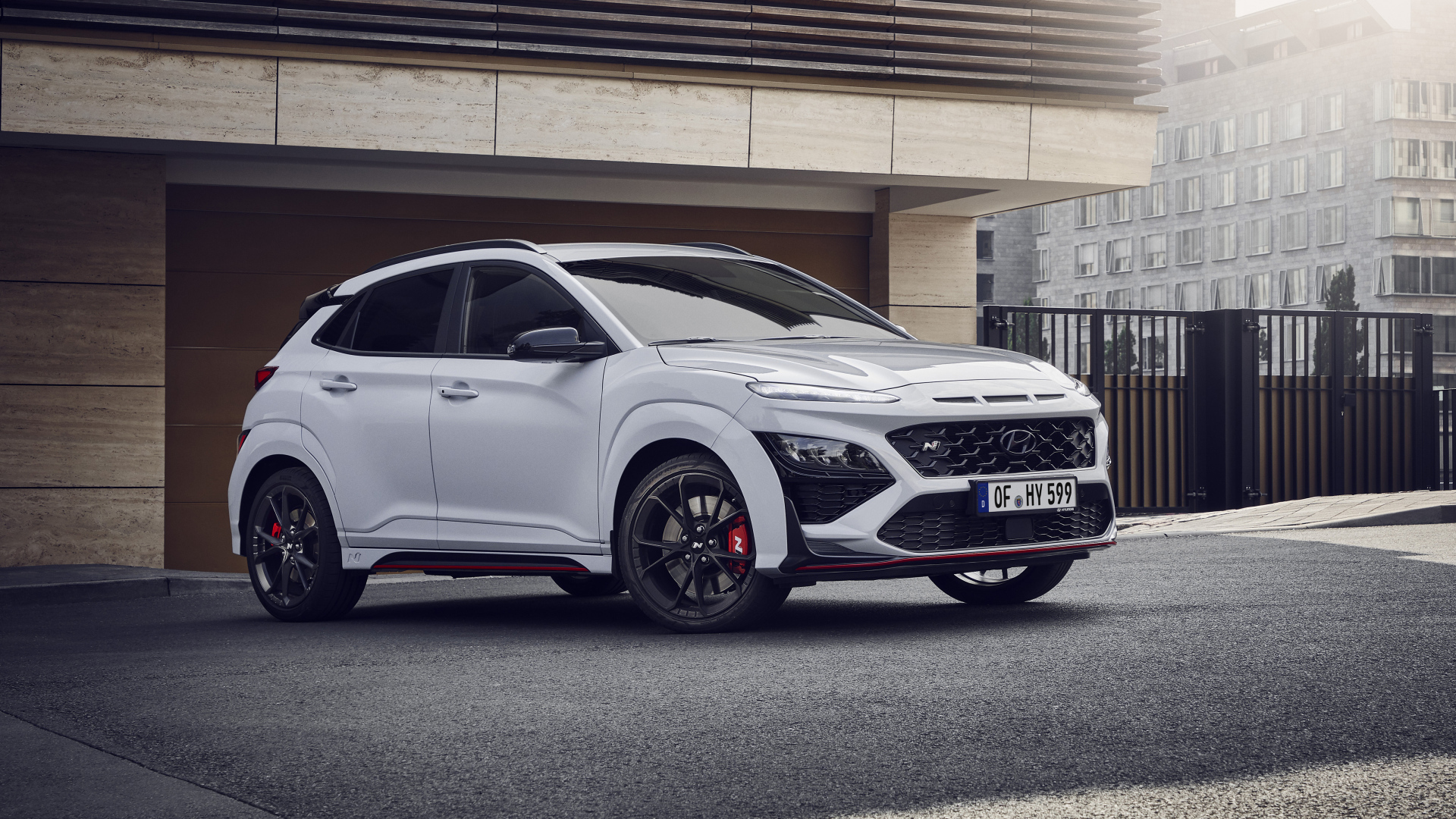 Серебристый Hyundai Kona N у гаража 