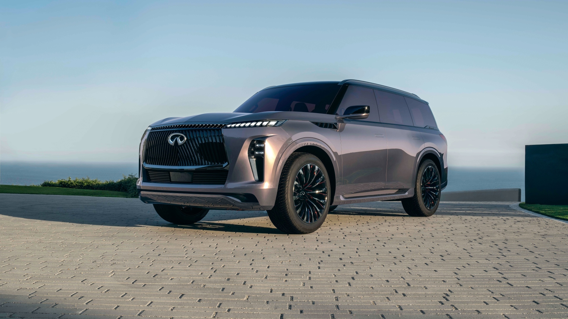 Большой серебристый внедорожник Infiniti QX Monograph