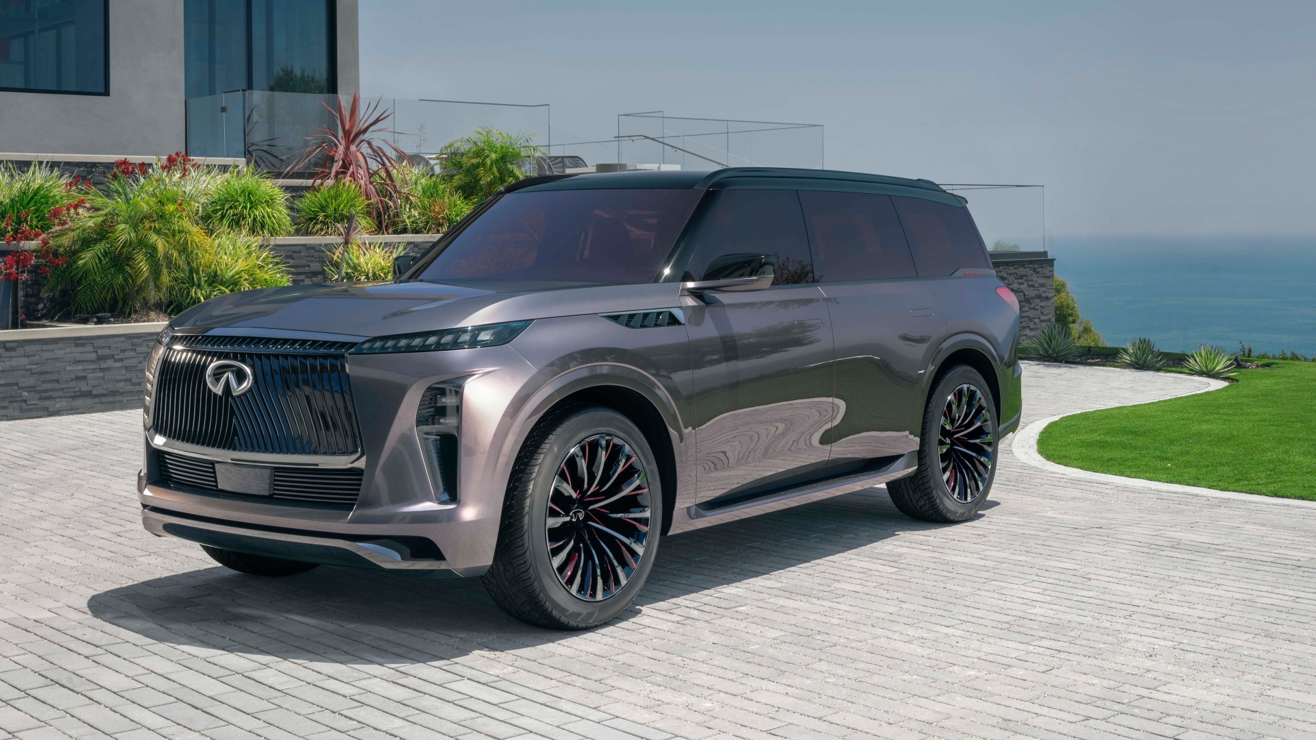 Серебристый внедорожник Infiniti QX Monograph