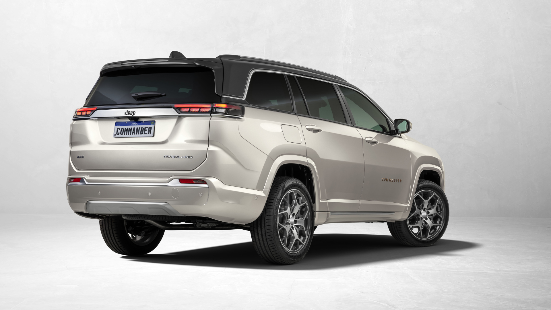 Внедорожник Jeep Commander Overland 2022 года вид сзади