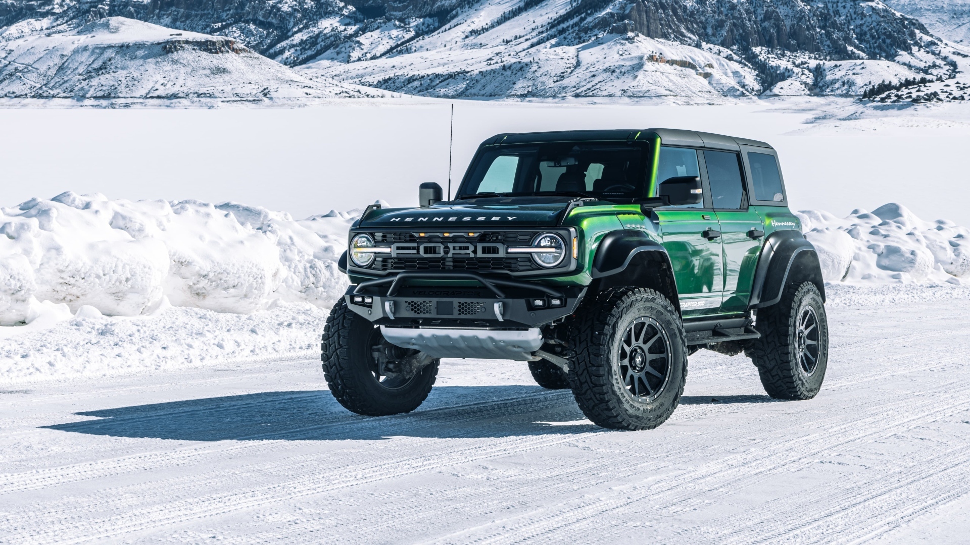 Зеленый джип Hennessey VelociRaptor 500 Bronco 2023 года на снегу