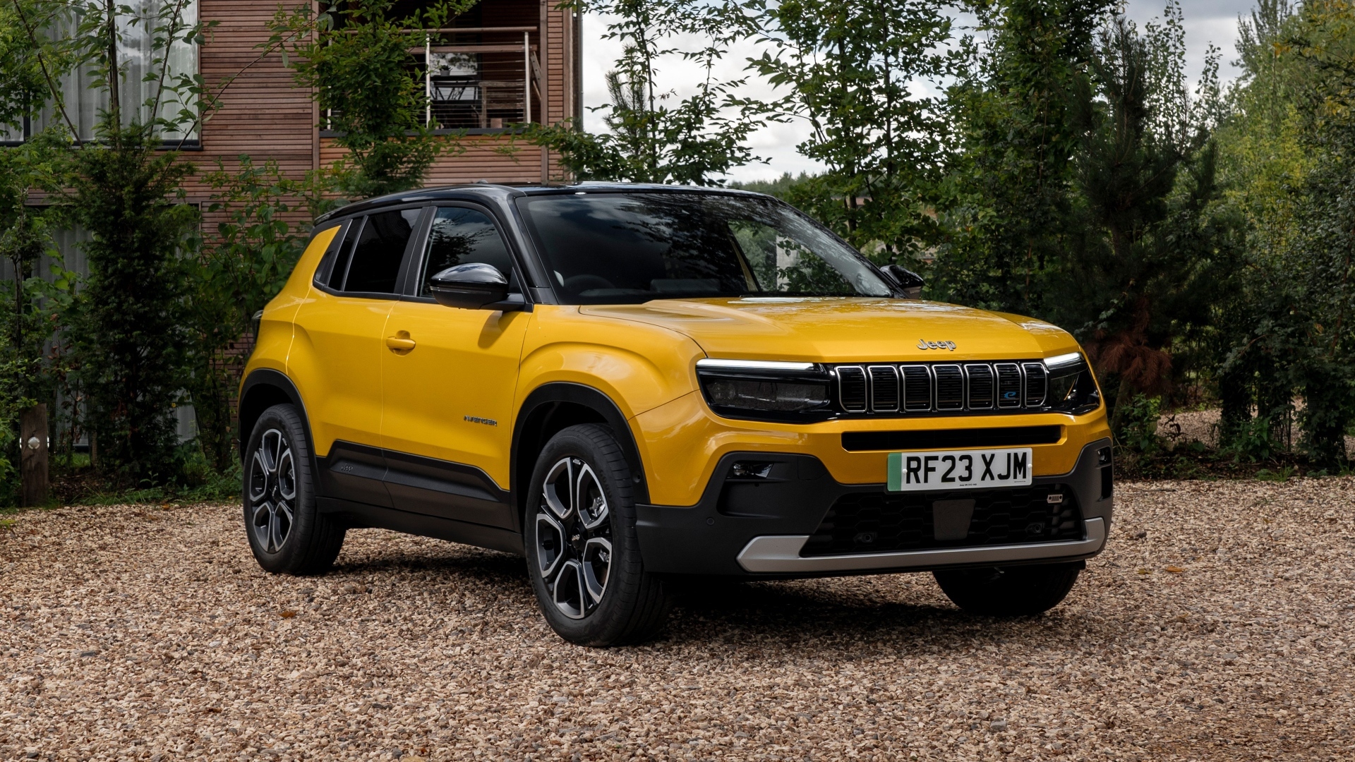 Желтый автомобиль Jeep Avenger BEV Summit 2023 года