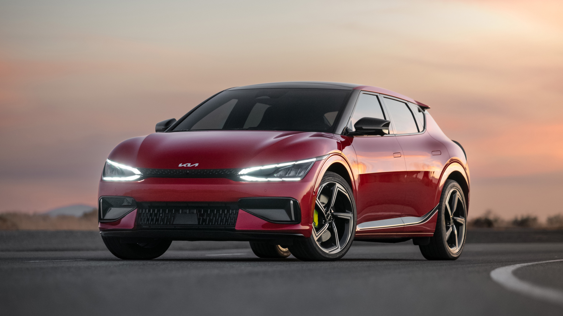 Красивый красный автомобиль Kia EV6 GT 2023  года