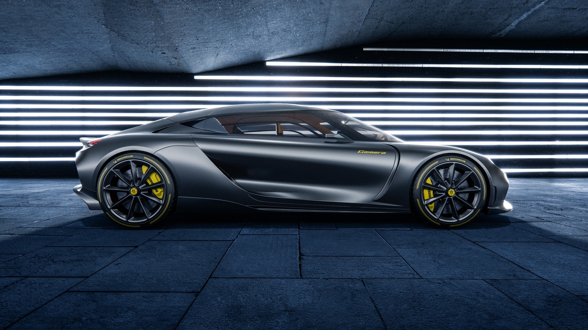 Серебристый автомобиль Koenigsegg Gemera вид сбоку