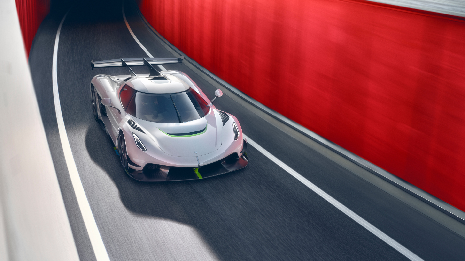 Серебристый спортивный автомобиль Koenigsegg Jesko на трассе