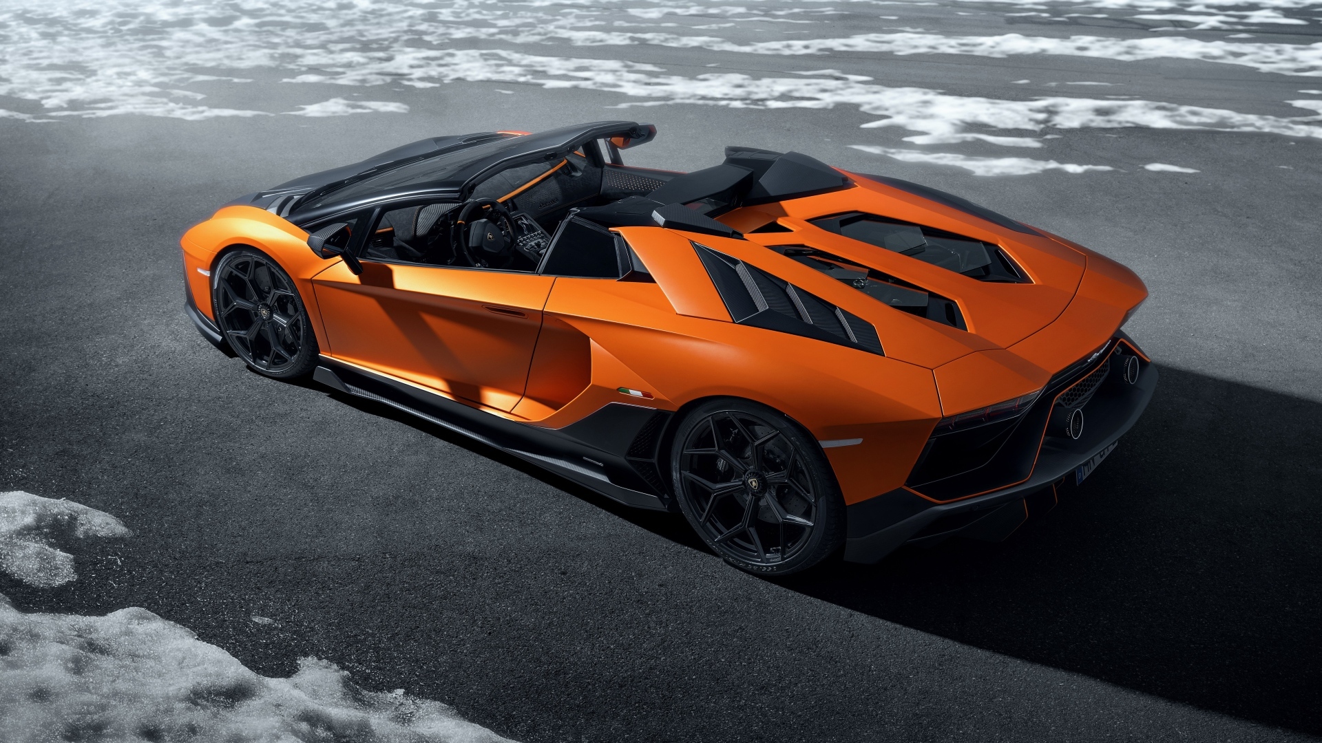 Автомобиль Lamborghini Aventador LP 780-4 Ultimae Roadster 2023 года  на дороге