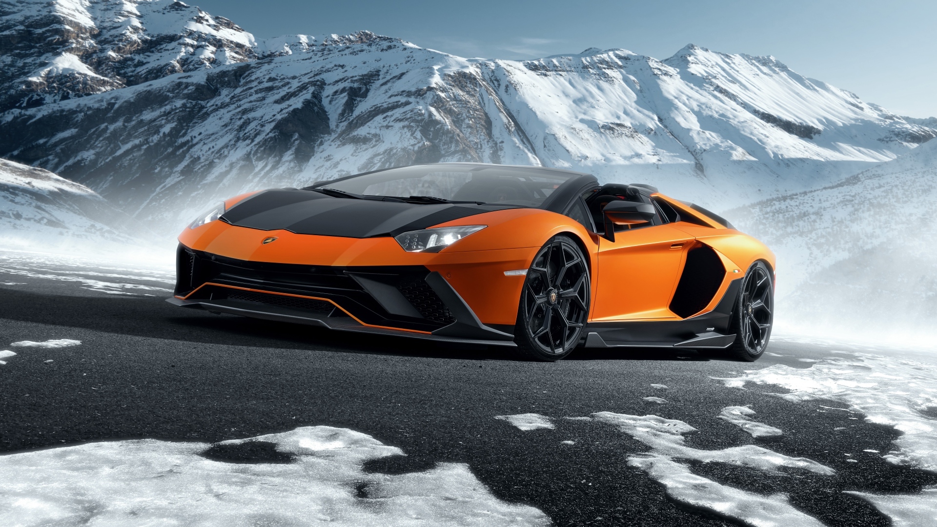 Автомобиль Lamborghini Aventador LP 780-4 Ultimae Roadster 2023 года на фоне гор