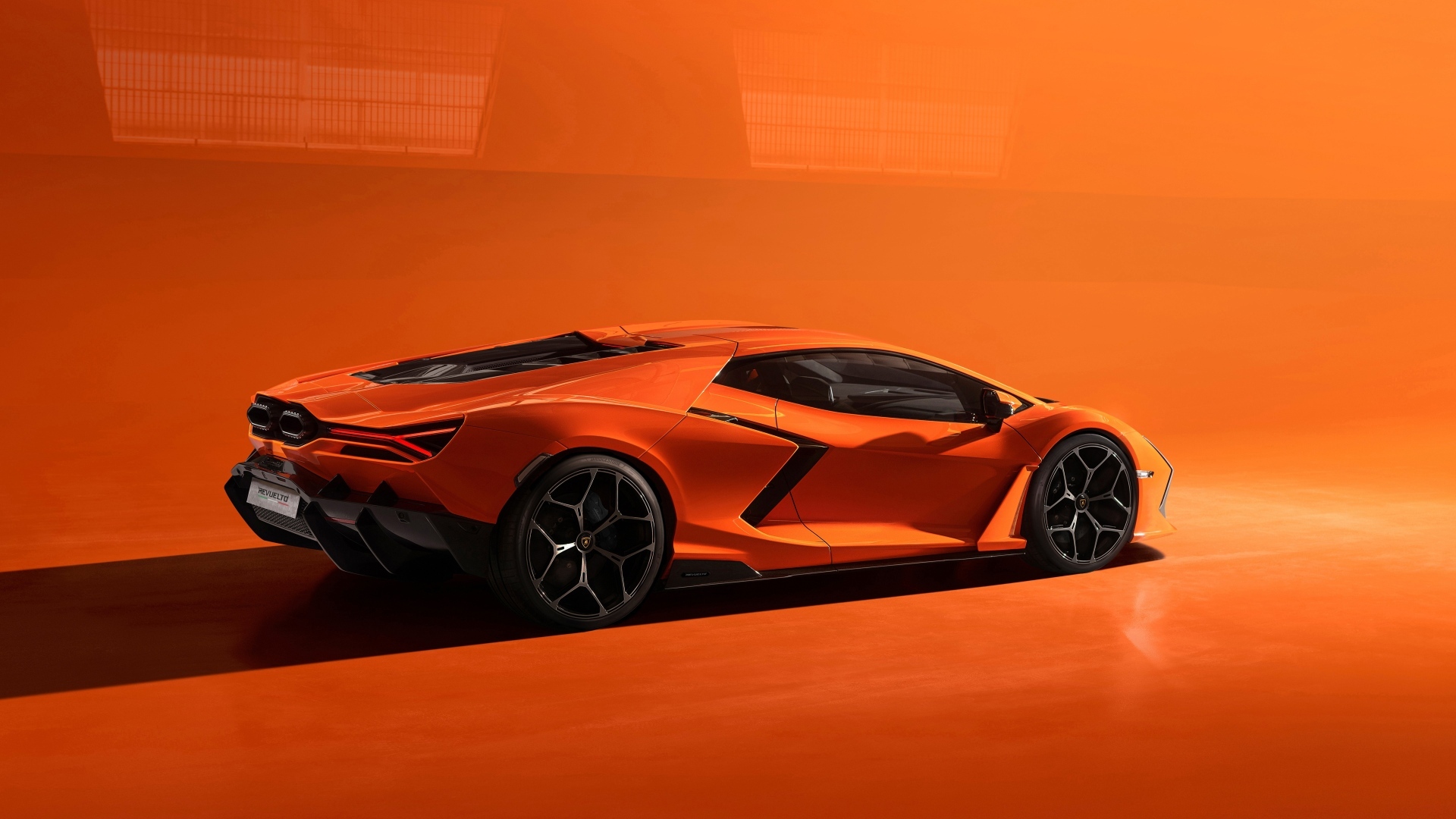 Автомобиль  Lamborghini Revuelto 2023 года вид сзади