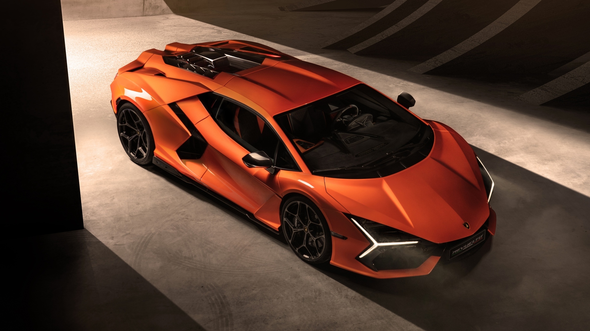 Оранжевый автомобиль Lamborghini Revuelto 2023 года