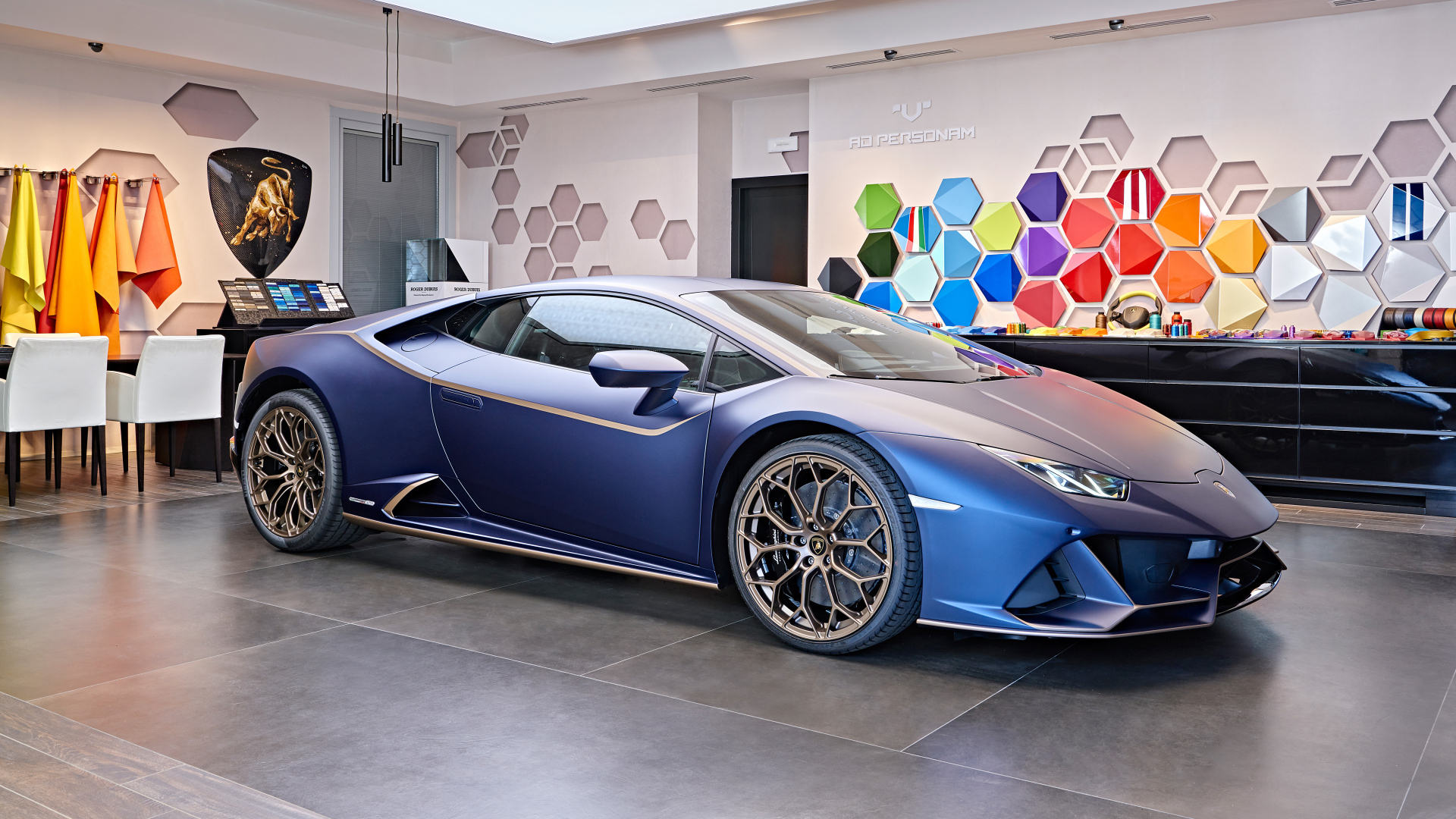 Синий автомобиль Lamborghini Huracán 2023 года