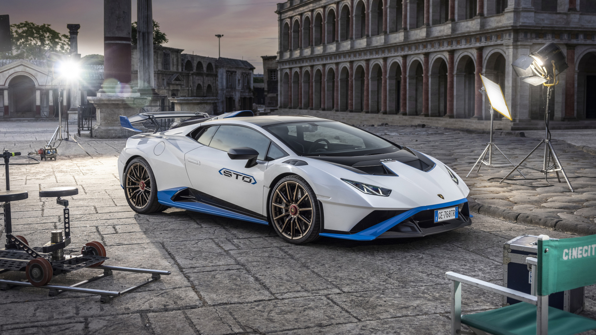 Яркий Lamborghini Huracán STO у старого здания