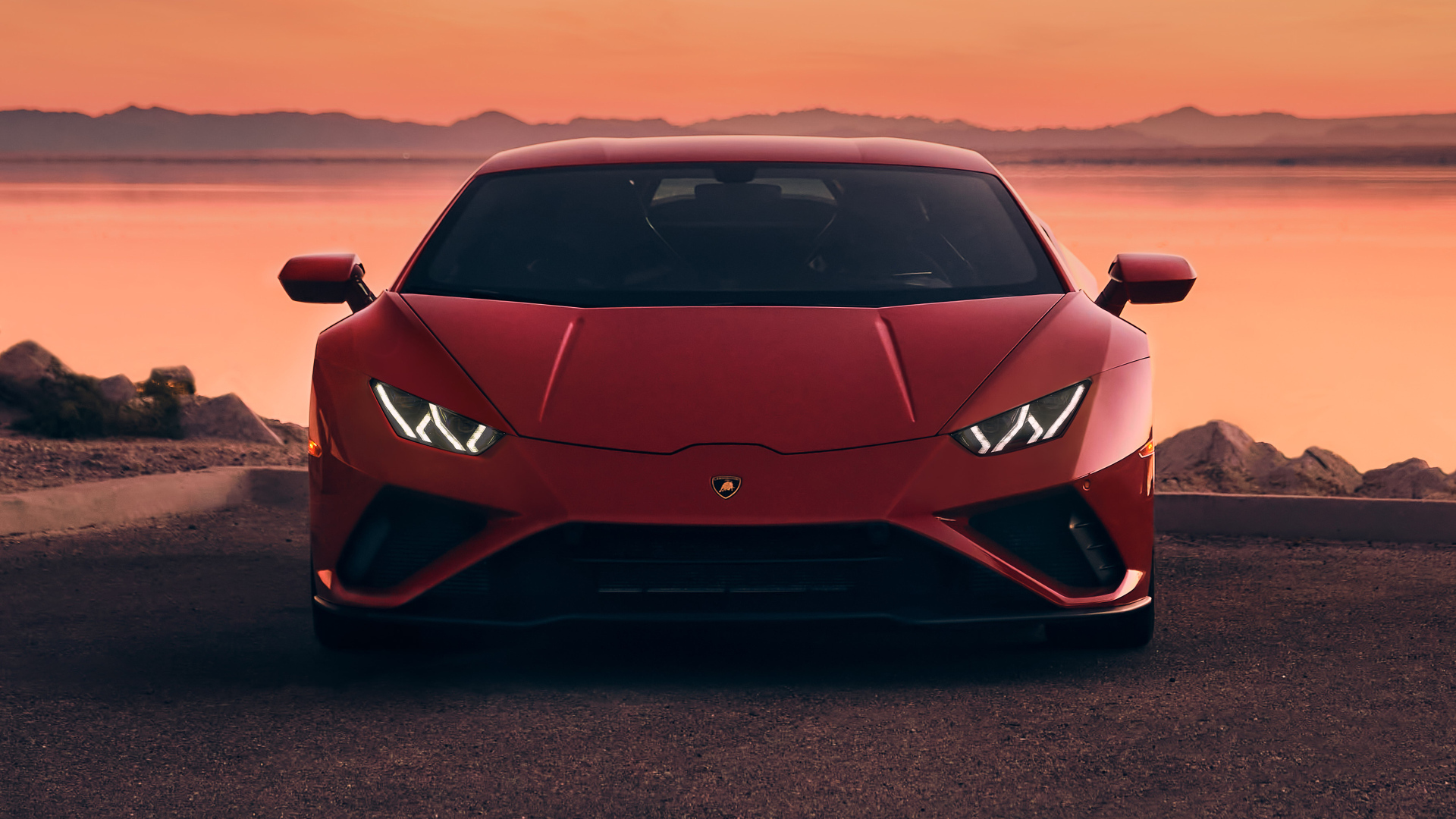 Дорогой красный автомобиль Lamborghini Huracan EVO RWD у воды