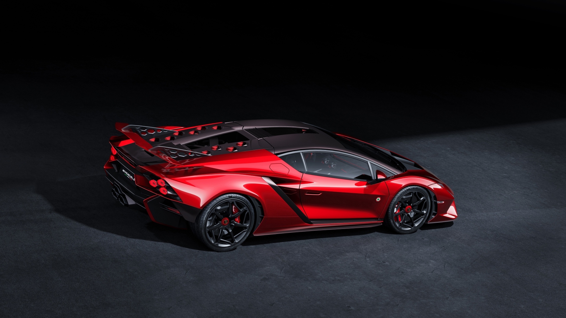 Красный Lamborghini Invencible 2024 года вид сзади