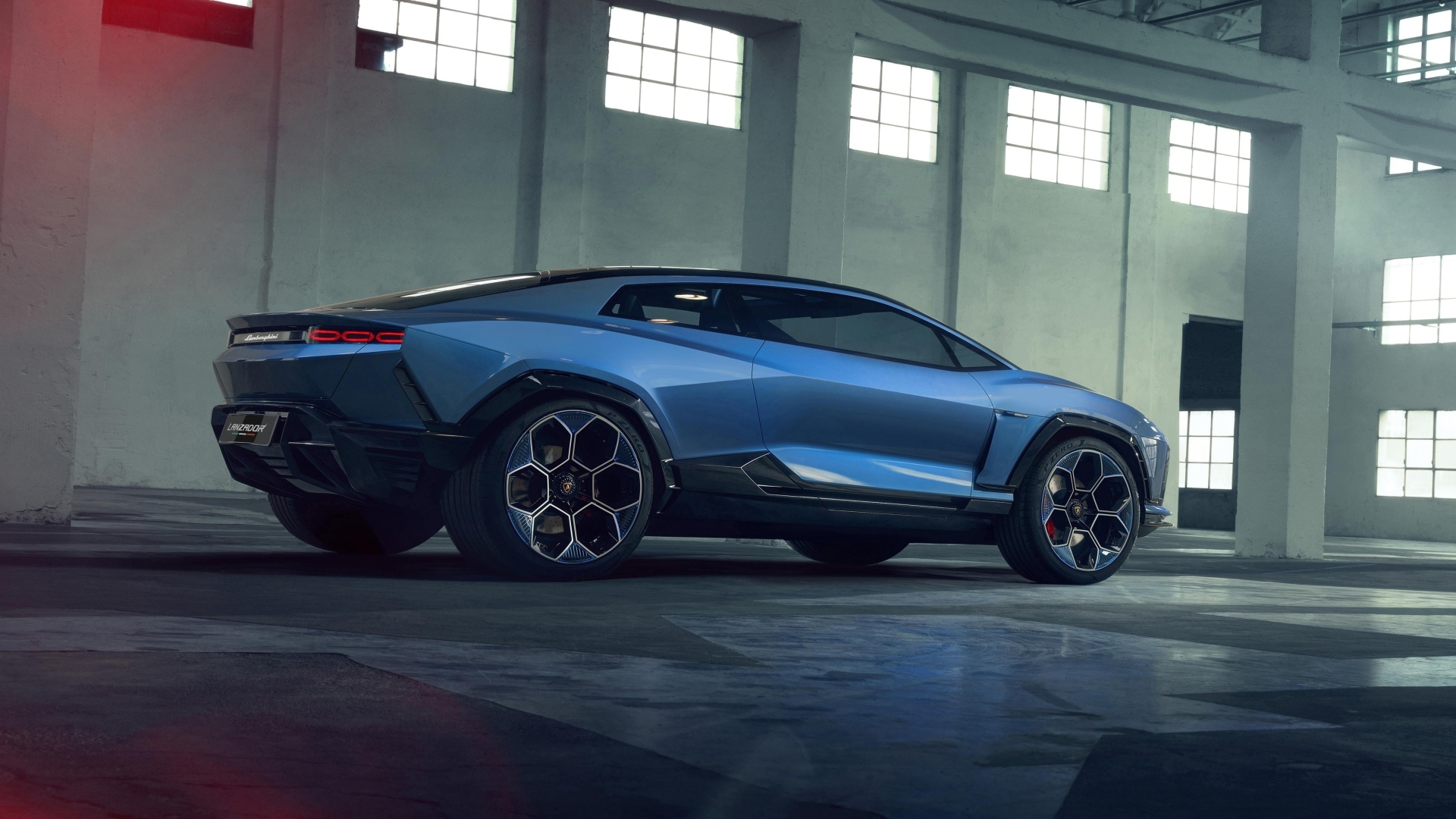 Вид сбоку на автомобиль Lamborghini Lanzador Concept EV