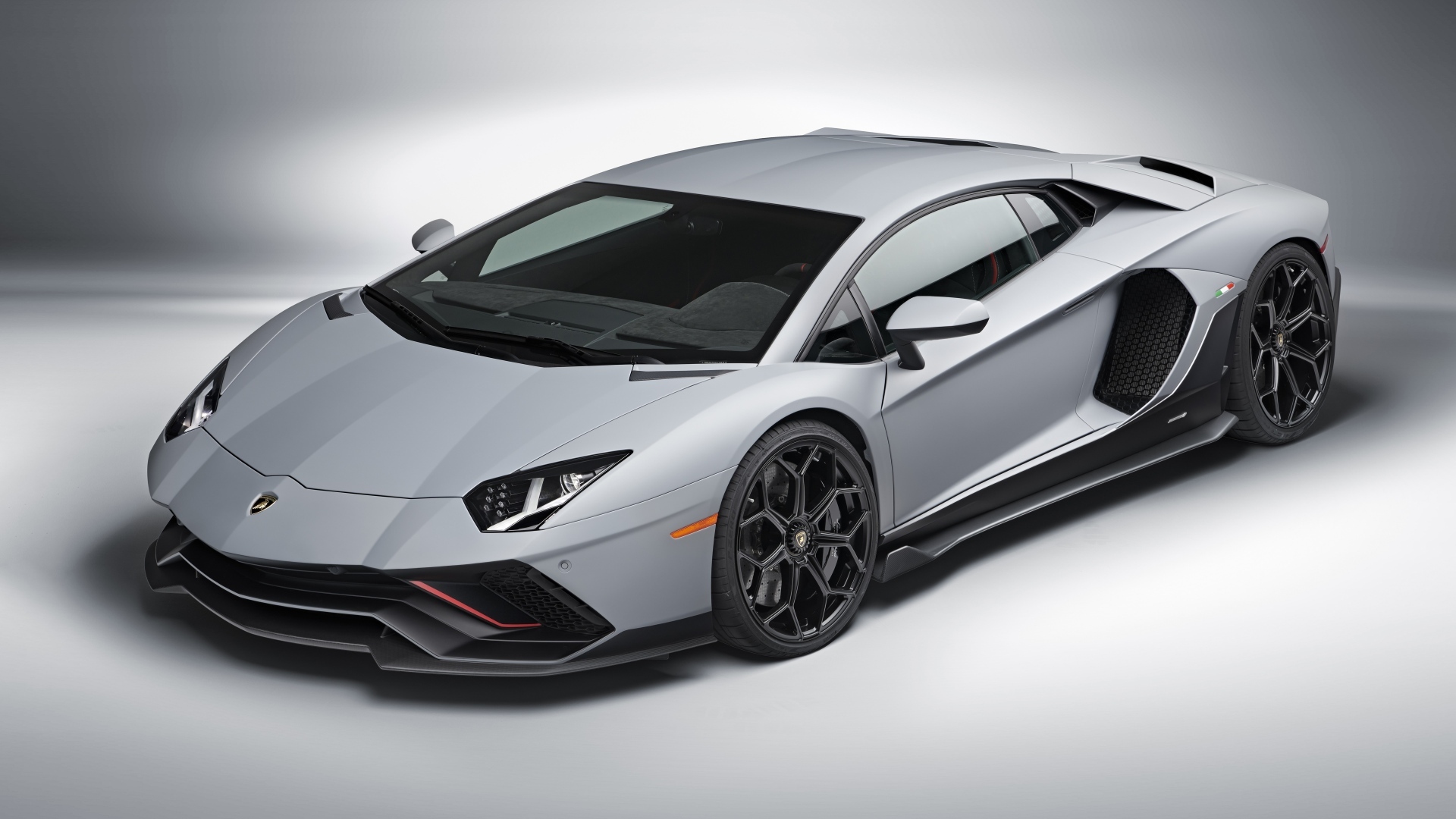 Серебристый автомобиль Lamborghini Aventador LP 780-4 Ultimae 2023
