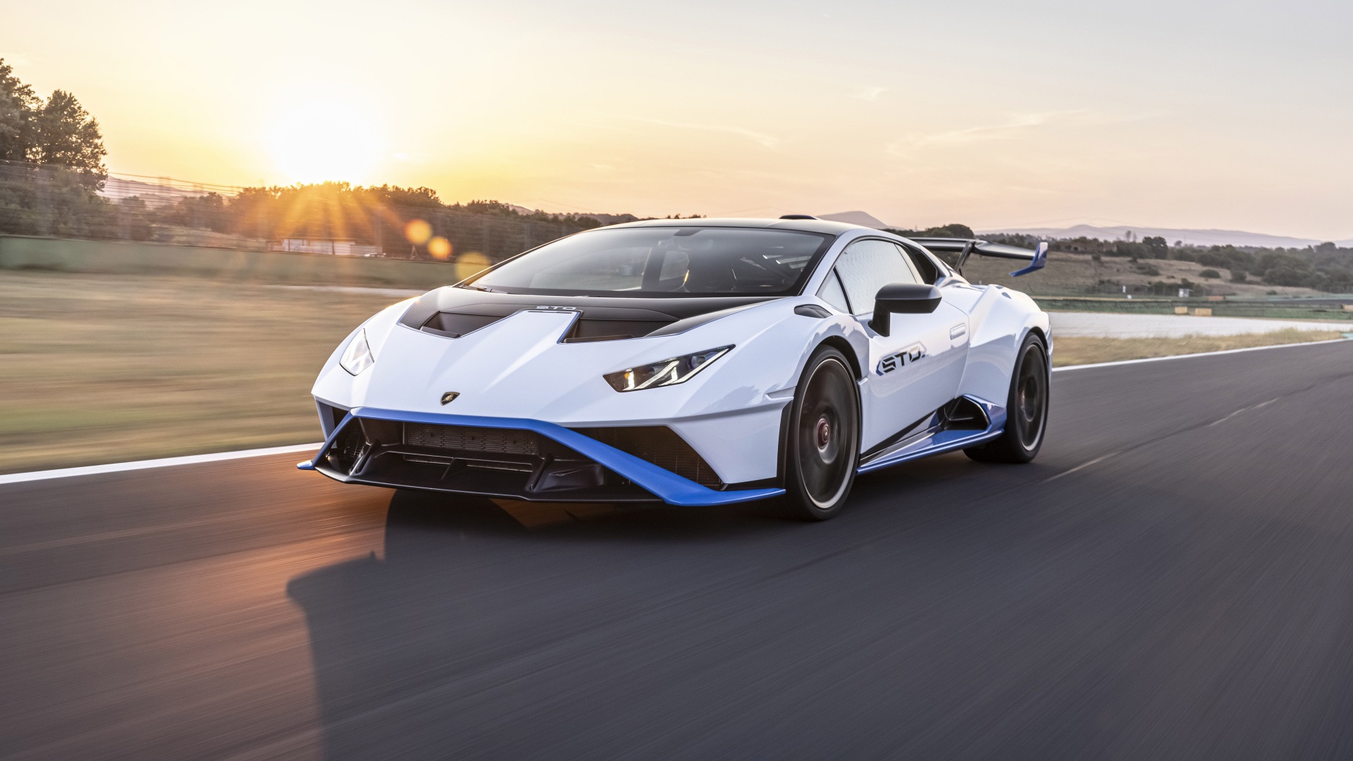 Белый Lamborghini Huracán STO 2022 года 