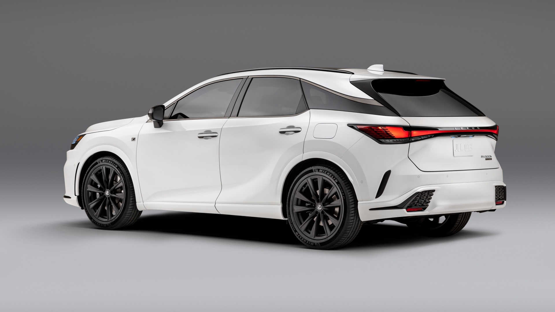 Белый внедорожник Lexus RX 500h F SPORT вид сзади
