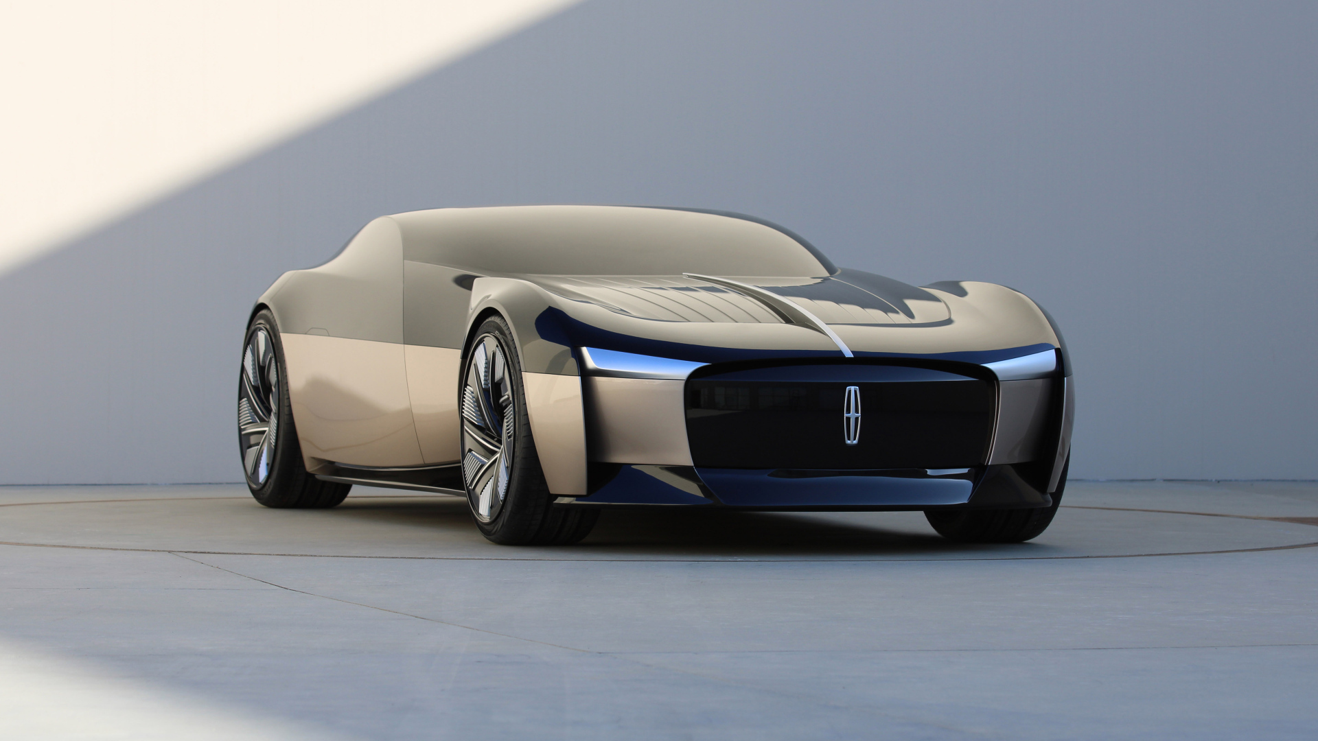 Новый Lincoln Anniversary Concept 2023 года на сером фоне