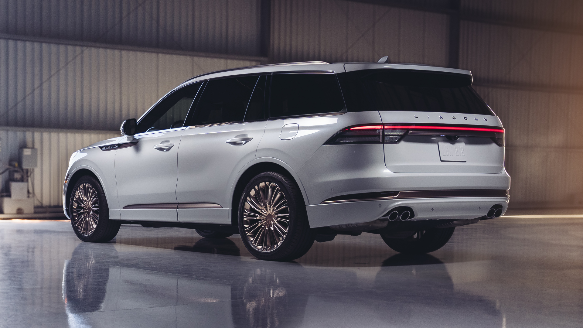 Серебристый Lincoln Aviator Shinola Concept вид сзади