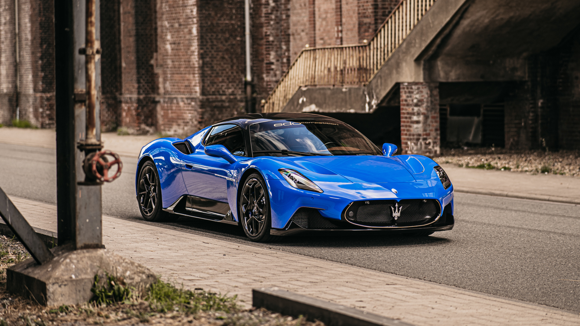 Автомобиль Maserati MC20 Coupé 2022 года на дороге