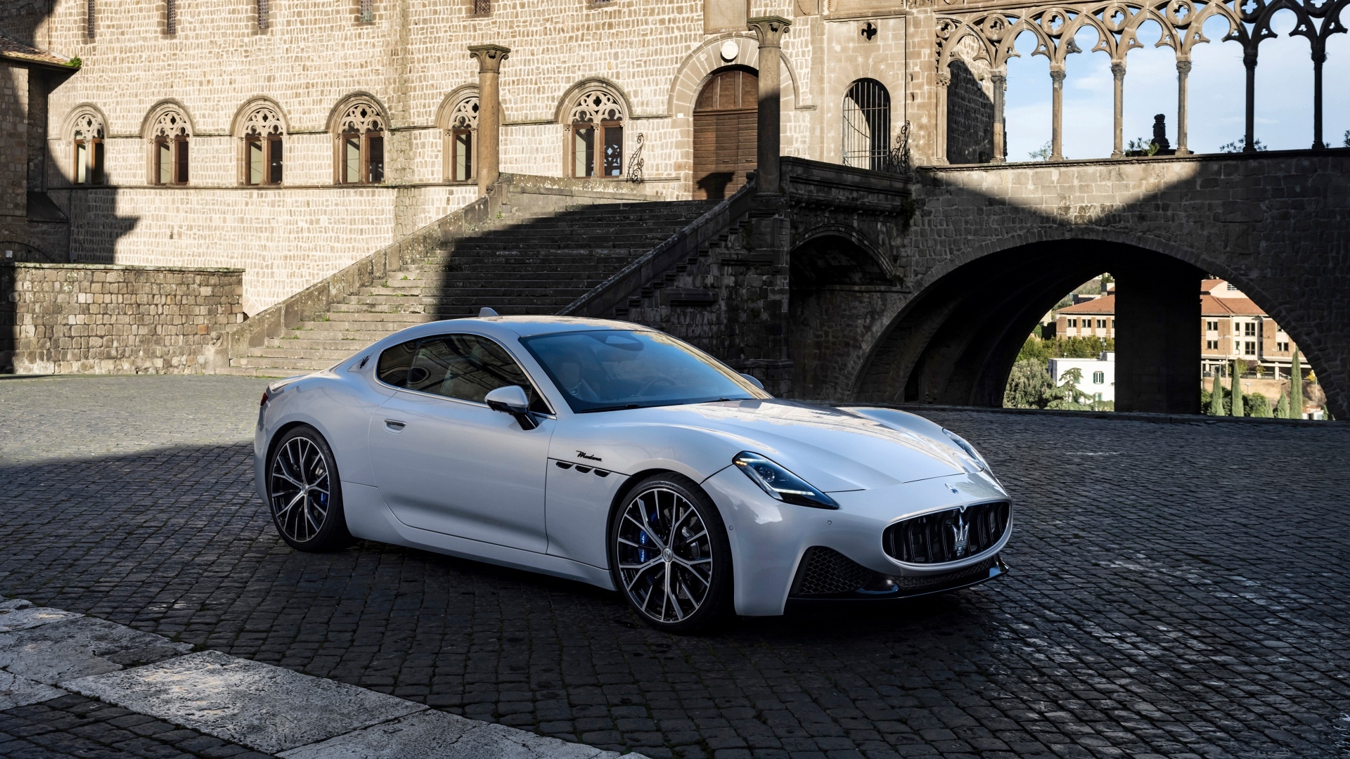 Автомобиль Maserati GranTurismo Modena 2023 года у здания